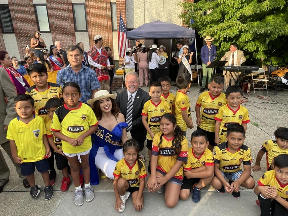 Mayor Dean Esposito with local Danbury children